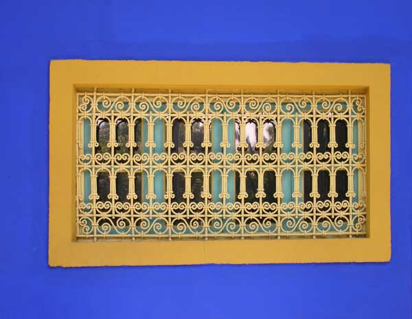 VENTANA DE LA CASA SITUADA EN EL JARDÍN MAJORELLE